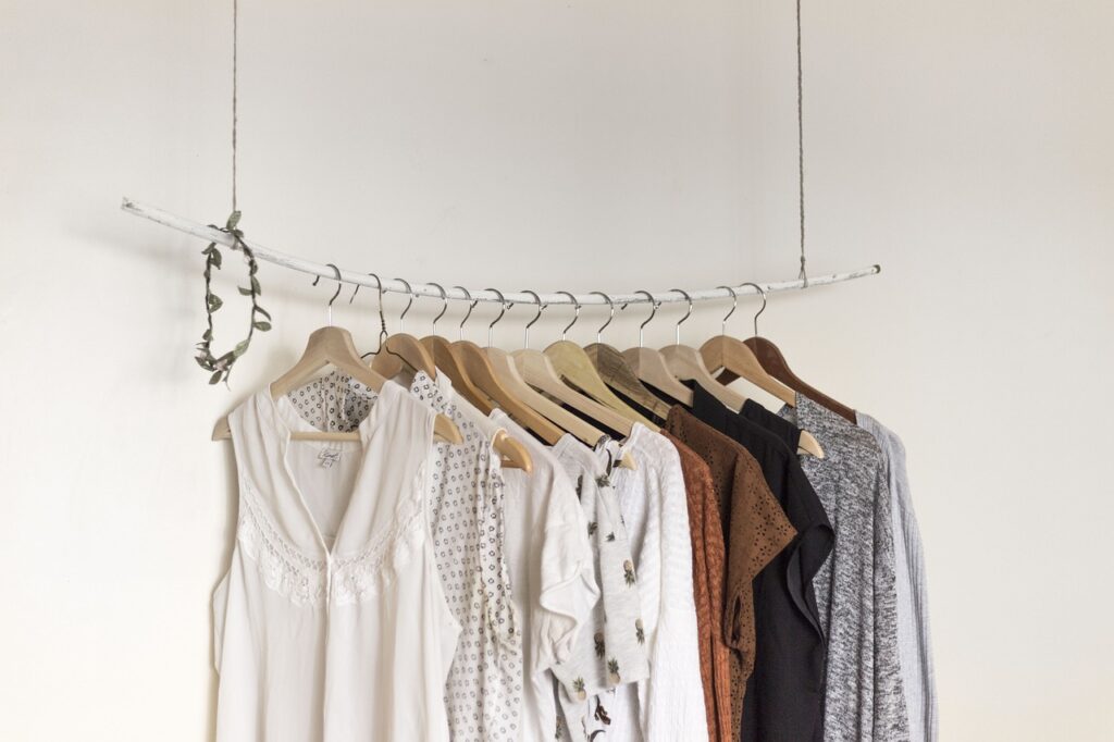 Quelles pièces essentielles pour un dressing minimaliste ?