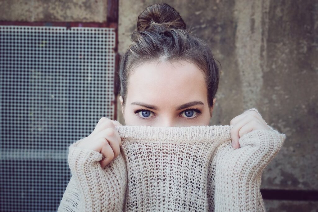 Comment porter la maille côtelée cet hiver