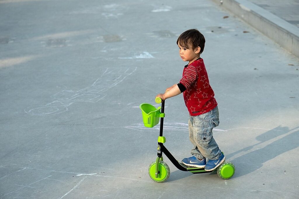 Bien choisir une trottinette pour enfant : le guide des parents