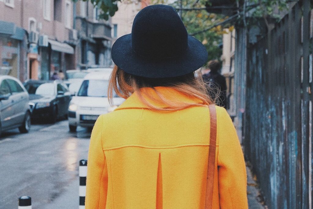 Comment porter le trench-coat femme cet automne : coupes, looks et morphologies